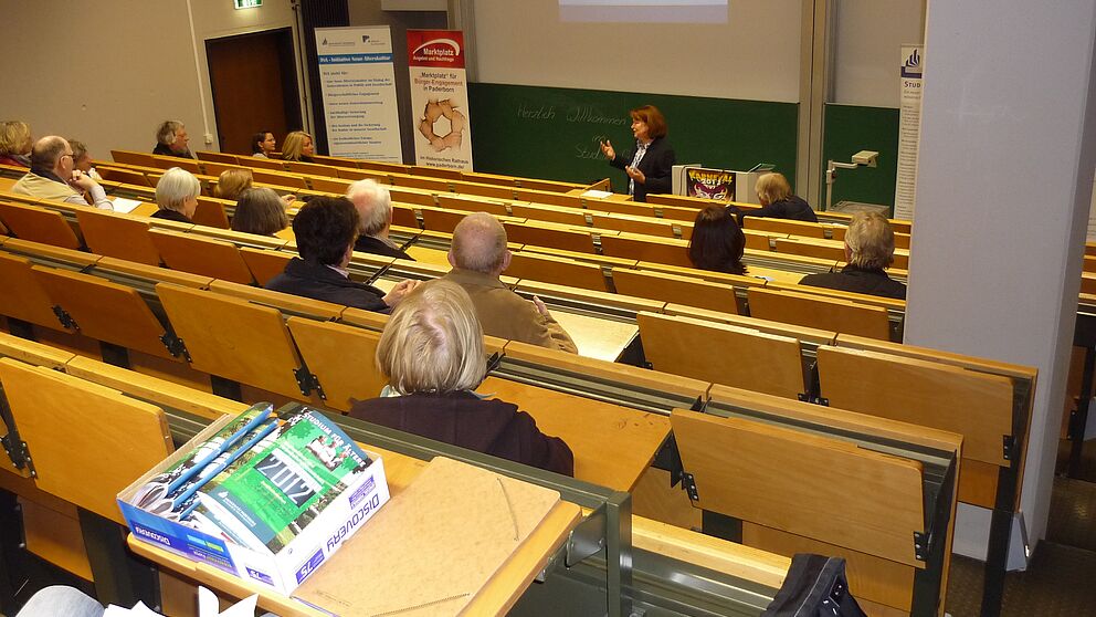 Abbildung: Frau Prof. Dr. Rustemeyer referiert am Dienstag, 17.4.2012, vor einem interessierten Publikum im Hörsaal D2.