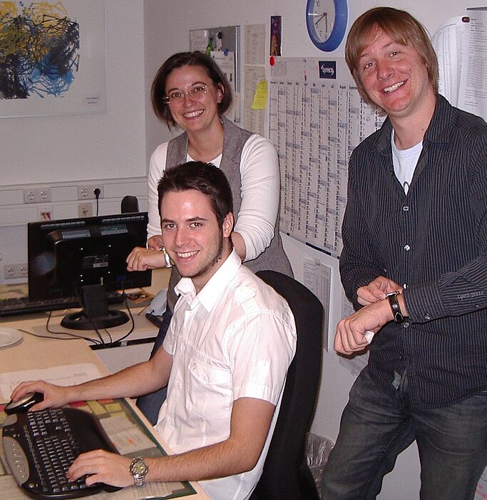 Foto (Universität Paderborn): Yvonne Salman (Studienberatung) und Marc Sacher (Physik) lassen ihren Erwartungscheck ein letztes Mal vor der Veröffentlichung testen. Kandidat Mark-Stefan Riepe (vorn) hat zur Bearbeitung 13 Minuten und 24 Sekunden benöti