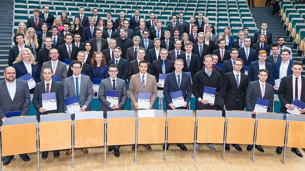 Foto (Jan Olaf Scholz): Die Absolventinnen und Absolventen des akademischen Jahres 2014/2015.