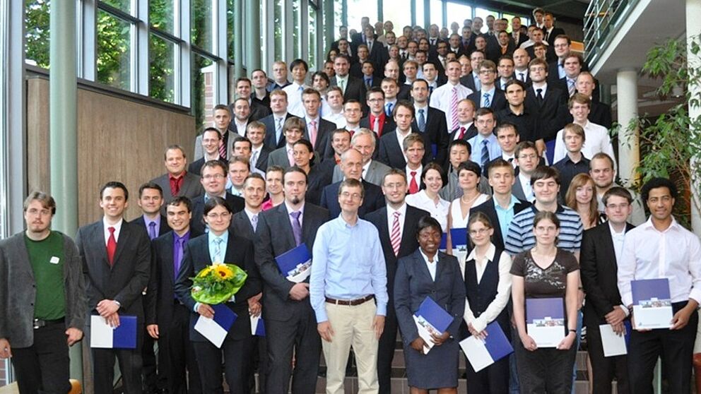 Foto (Universität Paderborn): Die Absolventinnen und Absolventen des Jahres 2010.