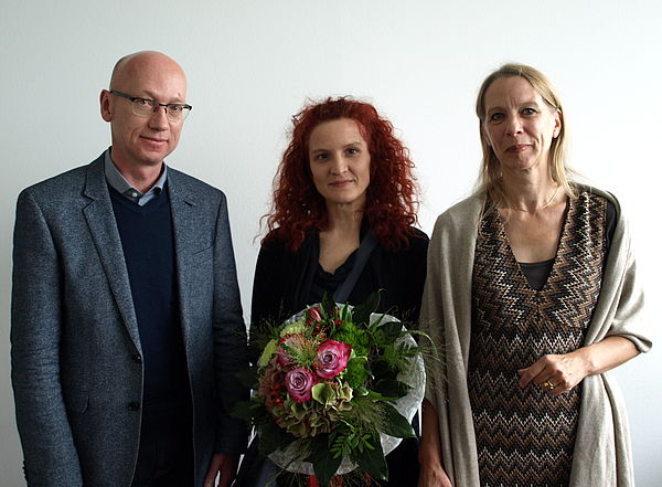 Foto (Universität Paderborn, Bianca Oldekamp): Dr. Mirna Zeman erhält den Forschungspreis 2014 für das Projekt „Kulturelle Zyklographie der Dinge. Objektzirkulation und (Selbst)Biographien von Artefakten“, das sie zusammen mit Dr. Christoph Neubert