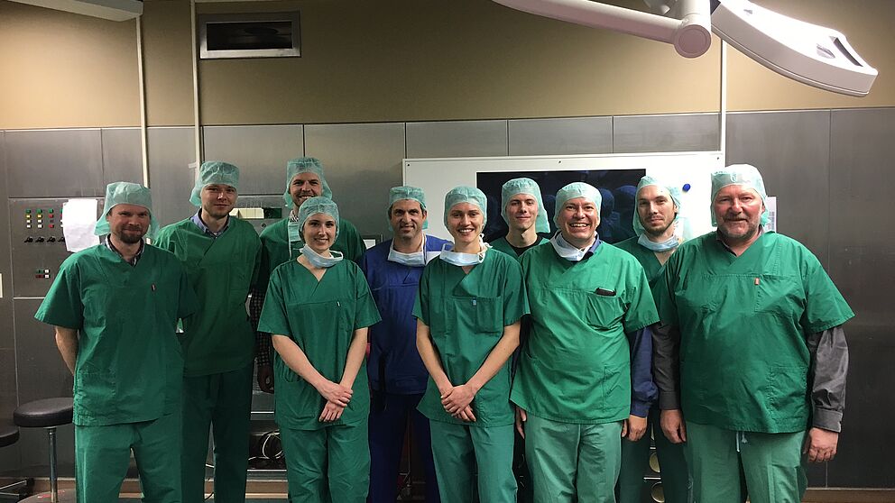 Foto (Universität Paderborn): Das IBOSS-Team an der Berliner Charité (v. l.): Prof. Dr. Tim Conrad (FUB), Alexander Tesch (ZIB),  Sebastian Peitz (Universität Paderborn), Johanna Schröder (Fraunhofer ITWM), Dr. Götz Bosse (Charité), Mona Rams (FUB),