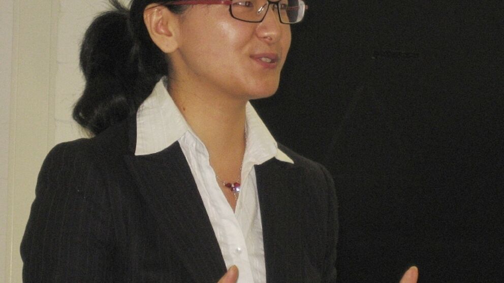 Foto (CDTF): Dr.-Ing. Hua Chang referiert vor Studierenden der CDTF.