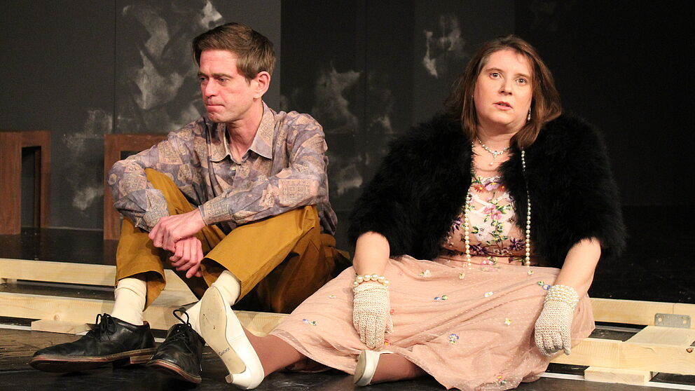 Foto (Ricarda Michels, Universität Paderborn): Tina Emmler spielt die „Alte Dame“ und Henrik Fockel ihren ehemaligen Liebhaber Alfred Ill.