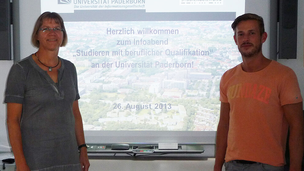 Foto (privat): Lehramtsstudent Eduard Kimmerle (32, rechts) ist beruflich qualifiziert und steht zusammen mit Studienberaterin Grit Graefe Studieninteressierten Rede und Antwort.