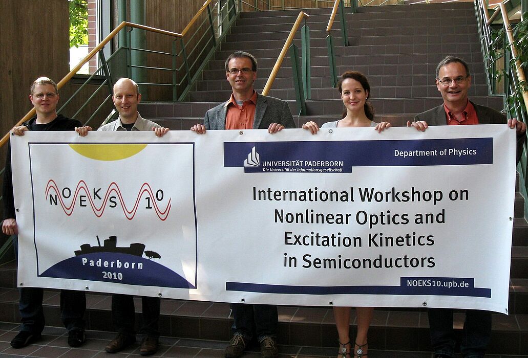 Foto (Universität Paderborn, CeOPP): Das Organisationsteam der NOEKS 10 (v. l.): Dr. Jens Förstner, Dr. Matthias Reichelt, Prof. Dr. Torsten Meier, Simone Lange und Prof. Dr. Artur Zrenner.