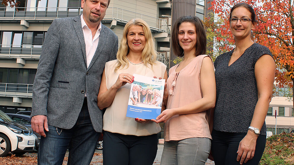 Foto (Heiko Appelbaum): v. l.: Martin Hohrath (Fachkraft für Arbeitssicherheit), Diana Riedel (Leitende Sicherheitsingenieurin), Franziska Hoppe (Fachkraft für Arbeitssicherheit) und Sandra Bischof (Koordinatorin Gesundheitsmanagement) freuen sich über die Auszeichnung durch die Unfallkasse NRW.