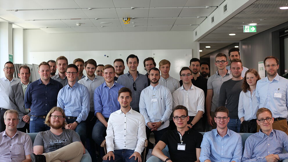 Foto (KfW Frankfurt): Studierende und Professoren des Departments Wirtschaftsinformatik beim Besuch in der Zentrale der KfW im Rahmen der Winfo-Exkursion 2019 nach Frankfurt.