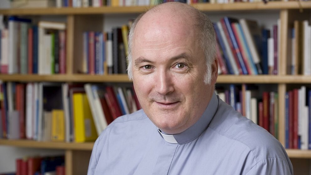 Foto: Ein Jesuit predigt in der alten Jesuitenkirche: Pater Löwenstein aus Hamburg kommt am Mittwoch nach Paderborn.