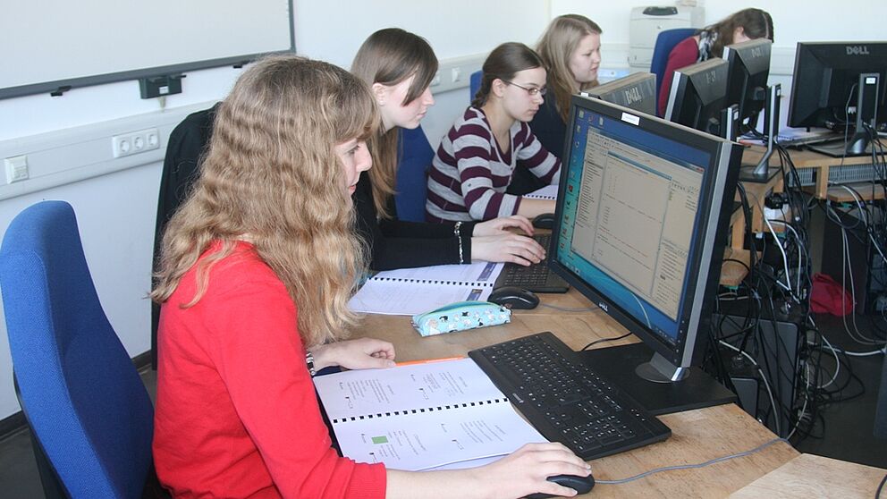 Foto (Universität Paderborn): Beim Schülerworkshop der Universität Paderborn sammelten die Schülerinnen und Schüler am Computer erste praktische Erfahrungen mit der Computertomographie.
