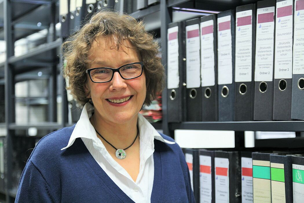Foto (Universität Paderborn, Vanessa Dreibrodt): Dr. Anikó Szabó, Leiterin des Universitätsarchivs Paderborn.