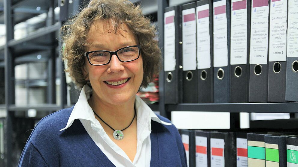 Foto (Universität Paderborn, Vanessa Dreibrodt): Dr. Anikó Szabó, Leiterin des Universitätsarchivs Paderborn.