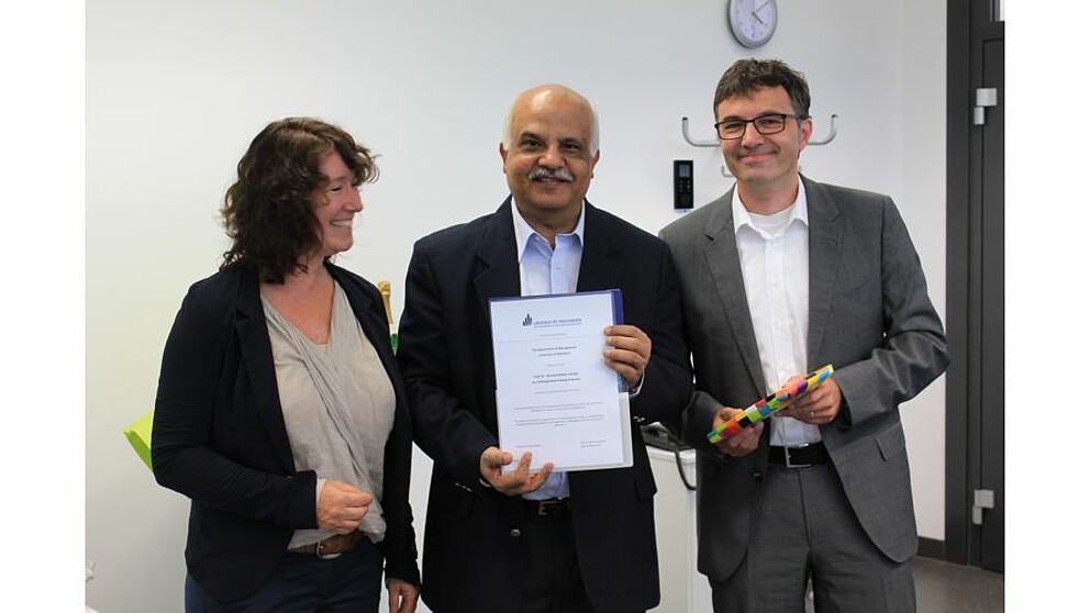 Foto (Universität Paderborn), v. li.: Dekanin Prof. Dr. Caren Sureth-Sloane, Dr. Chandrashekhar Pandey und Prof. Dr. Martin Schneider während der Feierstunde.