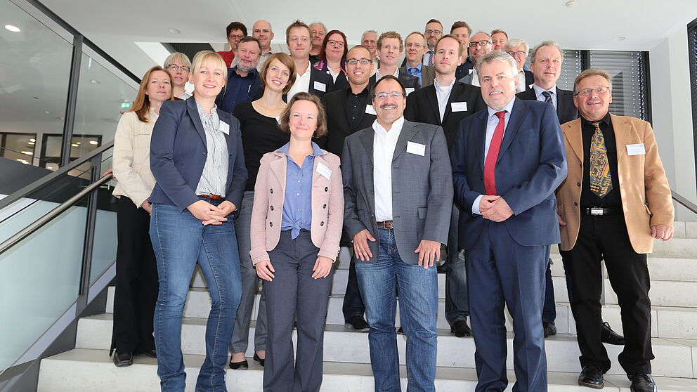 Abbildung: Paderborner Wirtschaftspädagogen freuen sich inmitten der Projektpartner von vier Berufskollegs und der Bezirksregierung Detmold über die gelungene Auftaktveranstaltung von „QBi“. Links vorne: Dr. Petra Frehe, Professorin Nicole Kimmelman