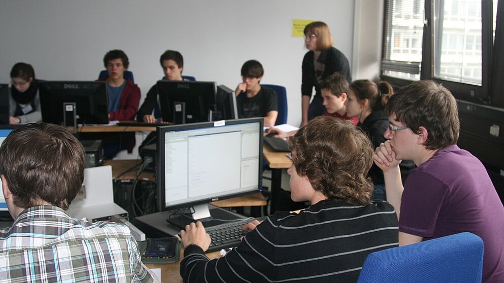 Foto (Institut für Mathematik): Die Teilnehmer des Schülerworkshops "Computertomographie und Mathematik" durften selbst spannende Aufgaben lösen.
