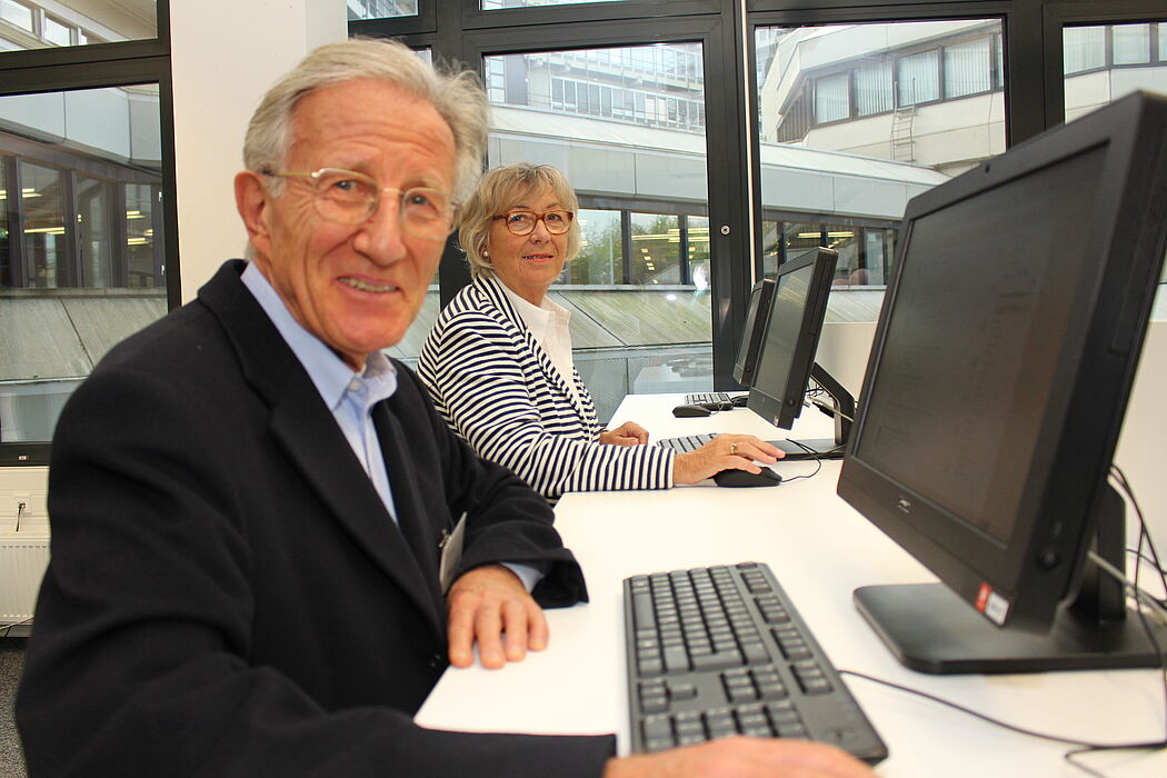 Pieper, Alumni Paderborn e. V.): Test der Recherchemöglichkeiten in der Bibliothek.