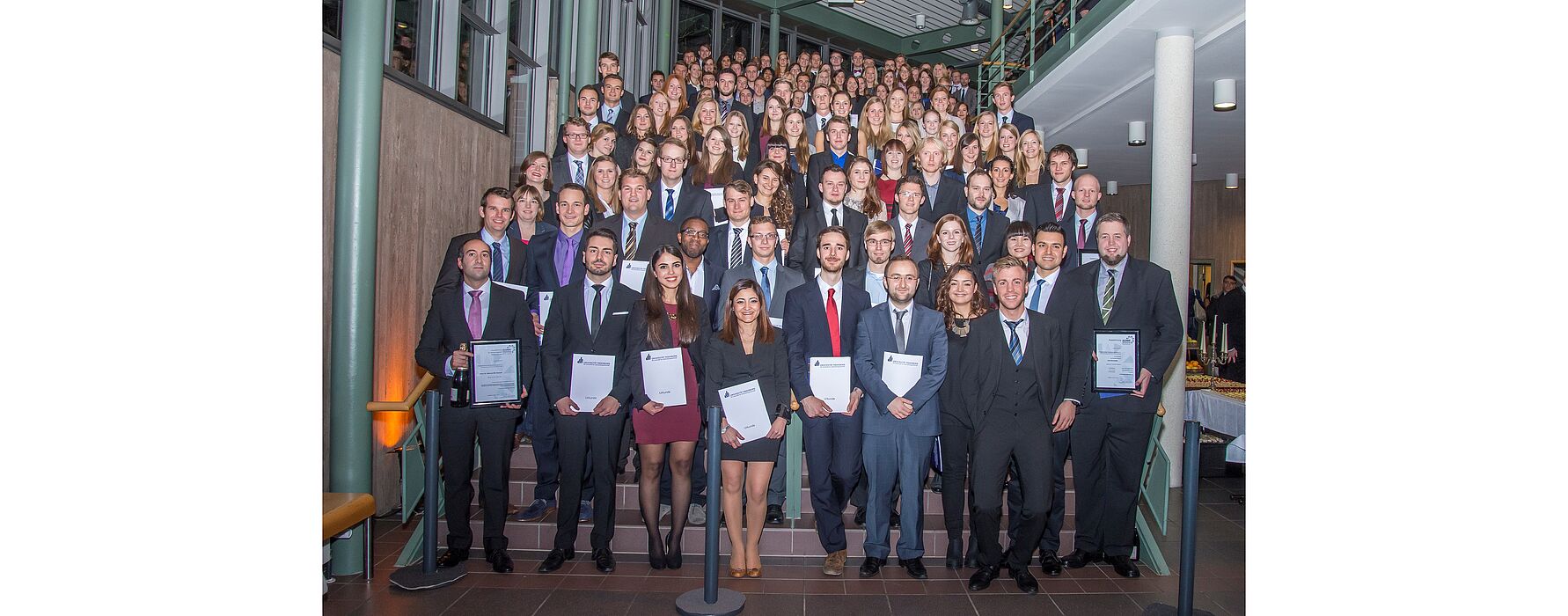 Foto (Universität Paderborn): Gruppe 1 der Absolventinnen und Absolventen am Tag der Wirtschaftswissenschaften 2014