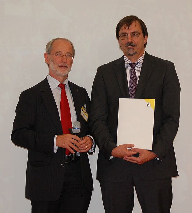 Prof. Dr. Gregor Engels (r.) wurde für seine besonderen Leistungen im Bereich Informatik zum GI-Fellow ernannt. Die Urkunde überreichte der Präsident der Gesellschaft für Informatik, Prof. Dr. Stefan Jähnichen.