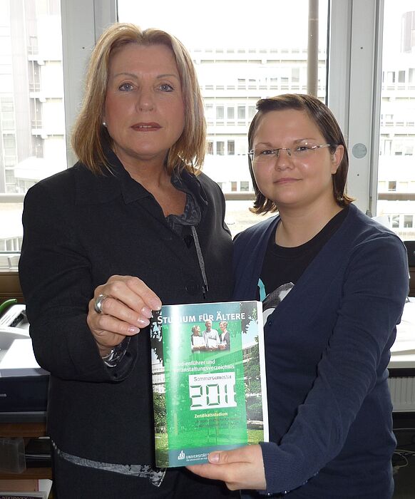 Foto (Universität Paderborn): Birgitt Lammert (links), Koordinatorin zwischen der Universität Paderborn und dem Projekt Bürger-Engagement in Paderborn, und Monika Bialas, Sekretariat Studium für Ältere.