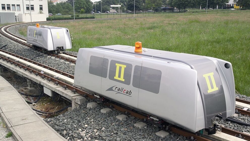 Foto (Universität Paderborn): RailCab-Fahrzeuge auf Versuchsstrecke