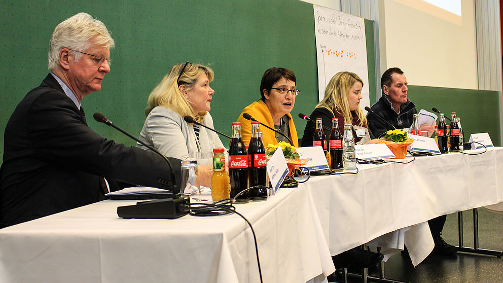 Foto (Universität Paderborn, Johannes Pauly): Podiumsdiskussion auf dem Tag der Lehre (v. l.): Prof. Dr. Wilfried Müller, Dr. Sigrun Nickel, Prof. Dr. Riegraf, Janina Beckmeier und Prof. Dr. Holger Burckhart.