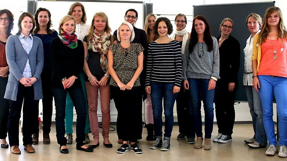 Foto (Maike Amen): Mentees und Mentorinnen des fünften Jahrgangs bei der Auftaktveranstaltung zusammen mit Projektkoordinatorin Julia Steinhausen.