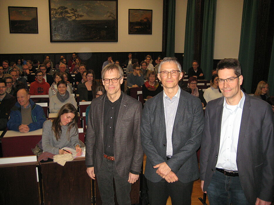 Foto (ThF-PB): Im gut besuchten Hörsaal 2 der Theologischen Fakultät Paderborn (v. l.): Prof. Dr. Günter Wilhelms, Prof. Dr. Günter Maier und Prof. Dr. René Fahr.