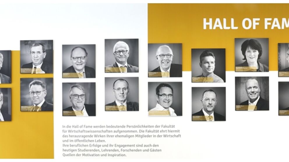 Foto (Universität Paderborn, Adelheid Rutenburges): Die 16 Porträts der Eröffnungsreihe der Hall of Fame der Fakultät für Wirtschaftswissenschaften.