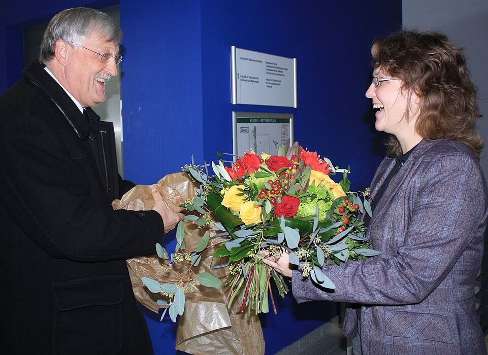 Auch Paderborns Bürgermeister Heinz Paus überraschte Christine Silberhorn mit einem Blumenstrauß.