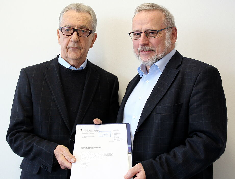 Foto (Universität Paderborn, Nina Reckendorf): Prof. Dr. Volker Peckhaus (re.) und Prof. Dr. Dr. Gerhard. E. Ortner (li.) bei der Urkundenübergabe.