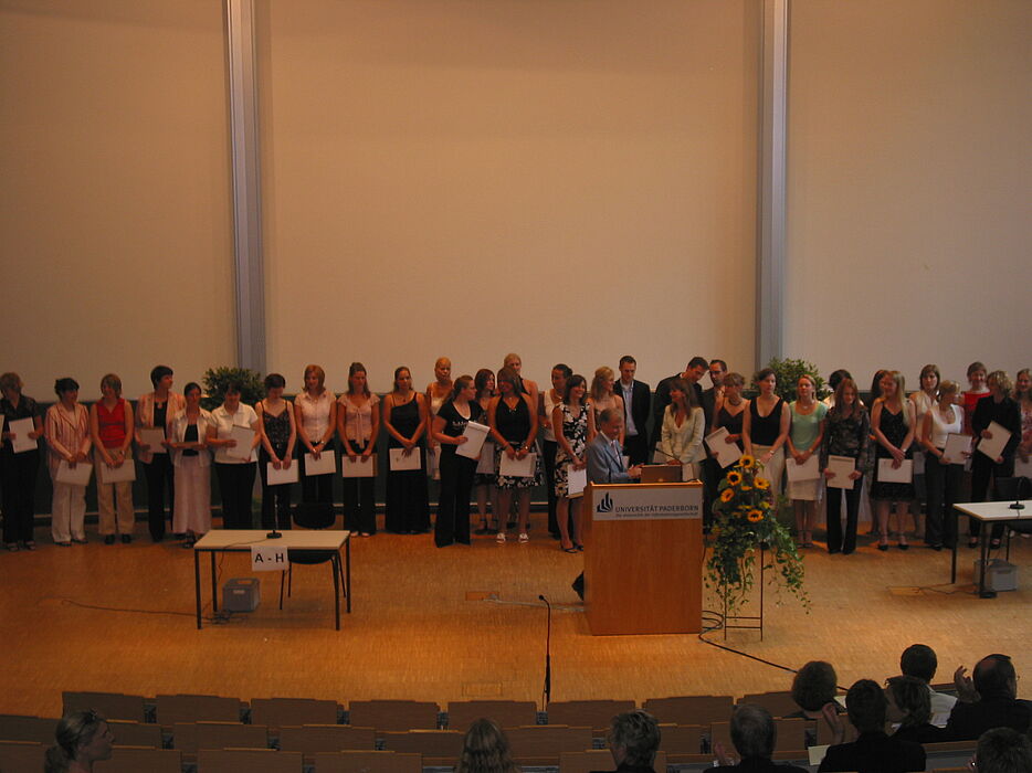 Foto: Prof. Dr. Gerhard Tulodziecki begrüßte die zahlreichen Examinierten.