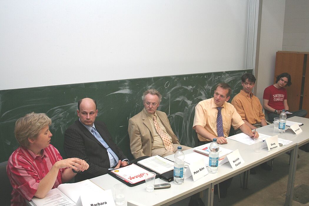 Foto (Heiko Appelbaum): Diskutierten an der Universität Paderborn (v.li.): Barbara Sawall (Leiterin Zentrale Studienberatungsstelle der Uni), Peter Rahn und Heinrich Förster (ARGE Paderborn), Georg Herrmann (Leiter b.i.b. International College), Corvian