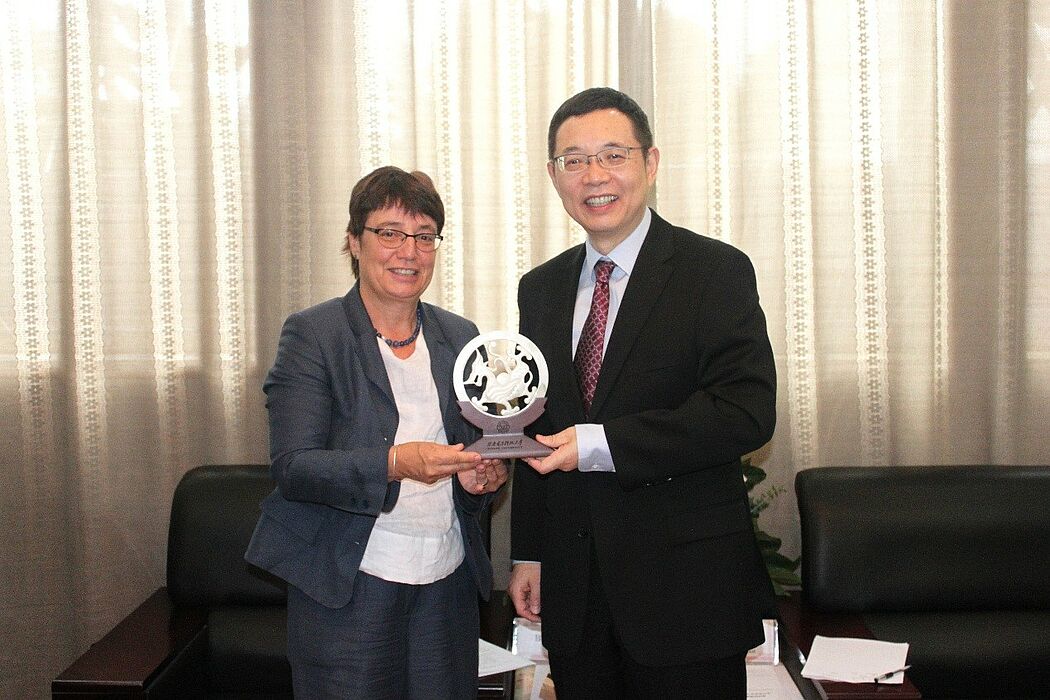 Foto (Xidian-Universität): Der Präsident der Xidian-Universität Prof. Dr. Yang Zongkai übergibt ein Geschenk an Frau Prof. Dr. Birgitt Riegraf.