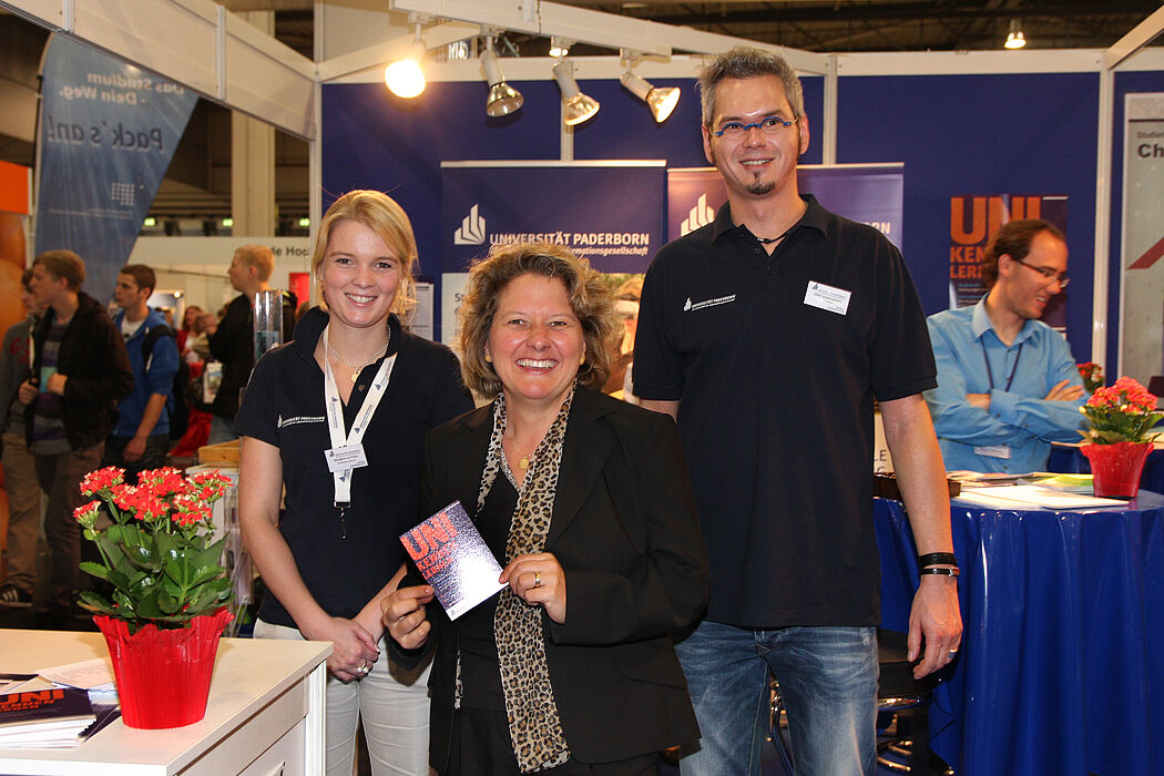 Foto (Einstieg GmbH): Ministerin Schulze mit Mitarbeitern der ZSB der Uni Paderborn.