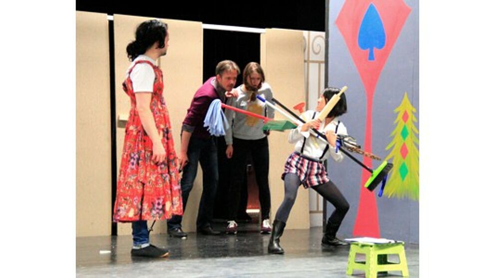 Foto (Studiobühne Paderborn): Schauspieler der Studiobühne während einer Probe zum Theaterstück „König Ubu“.