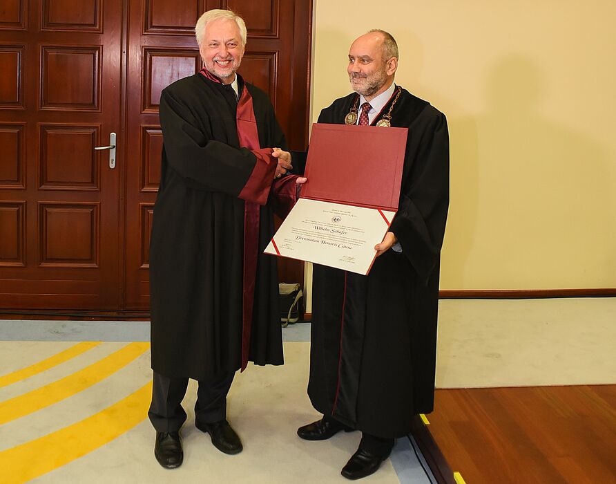 Foto (Universität Mostar): Verleihung der Ehrendoktorwürde der Universität „Džemal Bijedić“ in Mostar durch Rektor Prof. Dr. Sead Pašić an Prof. Dr. Wilhelm Schäfer.