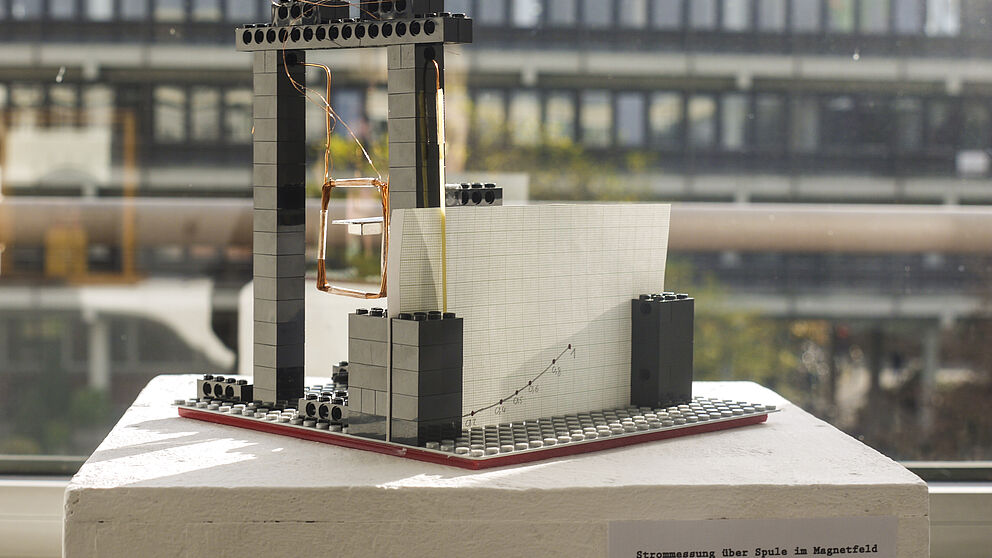 Foto (Heike Probst): Ein von Studierenden aus Legosteinen gebautes, funktionstüchtiges Amperemeter.