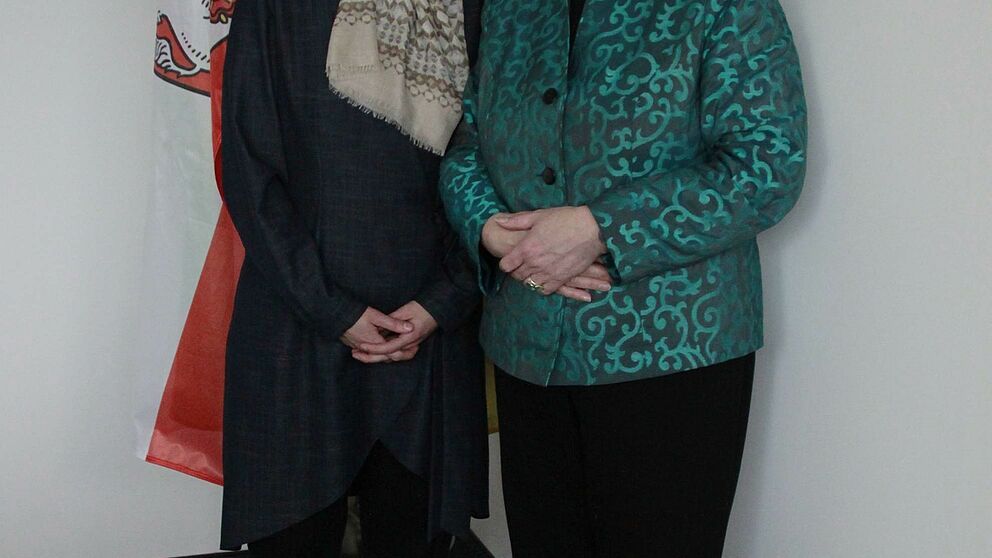 Foto (©MSW NRW/Nina Golombek): Jun.-Prof. Dr. Muna Tatari (links) und NRW-Schulministerin Sylvia Löhrmann.