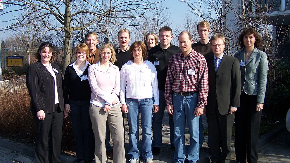 Foto: Die Teilnehmerinnen und Teilnehmer der business update 2006 mit Vertretern der Veranstalter