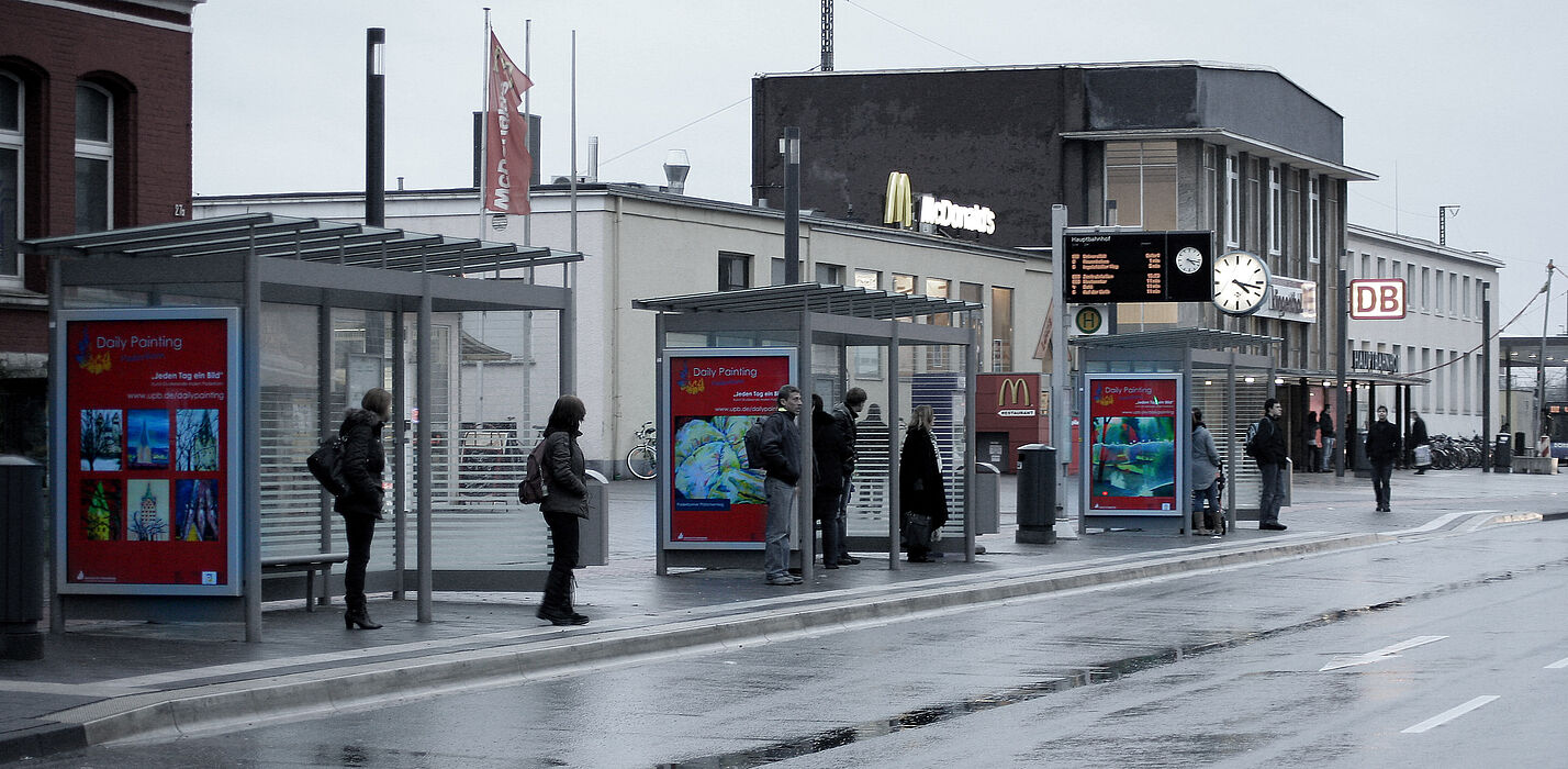 Foto (Universität Paderborn, Ingo Köhme): Plakate vor dem Hauptbahnhof Paderborn mit Motiven der Stadt.