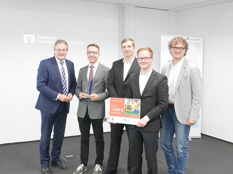 Foto (Universität Paderborn, TecUP): Karl-Heinz Rawert (l.) und Prof. Dr. Rüdiger Kabst (r.) gratulieren dem Gewinnerteam „Intab Pro“ (Christoph Bach, Marcel Hartmann und Philipp Bednarek, m. v. l. n. r.).
