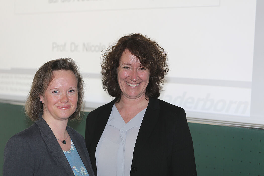 Foto (frei zum Abdruck, Bildautor: Reinhard Schwarz): Gratulation zur Antrittsvorlesung, von links: Prof. Dr. Nicole Kimmelmann mit Dekanin Prof. Dr. Caren Sureth-Sloane.