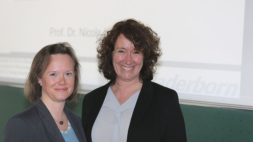 Foto (frei zum Abdruck, Bildautor: Reinhard Schwarz): Gratulation zur Antrittsvorlesung, von links: Prof. Dr. Nicole Kimmelmann mit Dekanin Prof. Dr. Caren Sureth-Sloane.