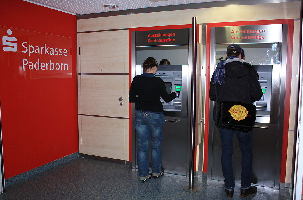 Foto (Universität Paderborn, Frauke Döll): Zwei neue Geldautomaten mit integriertem Kontoauszugsdrucker an der Uni.