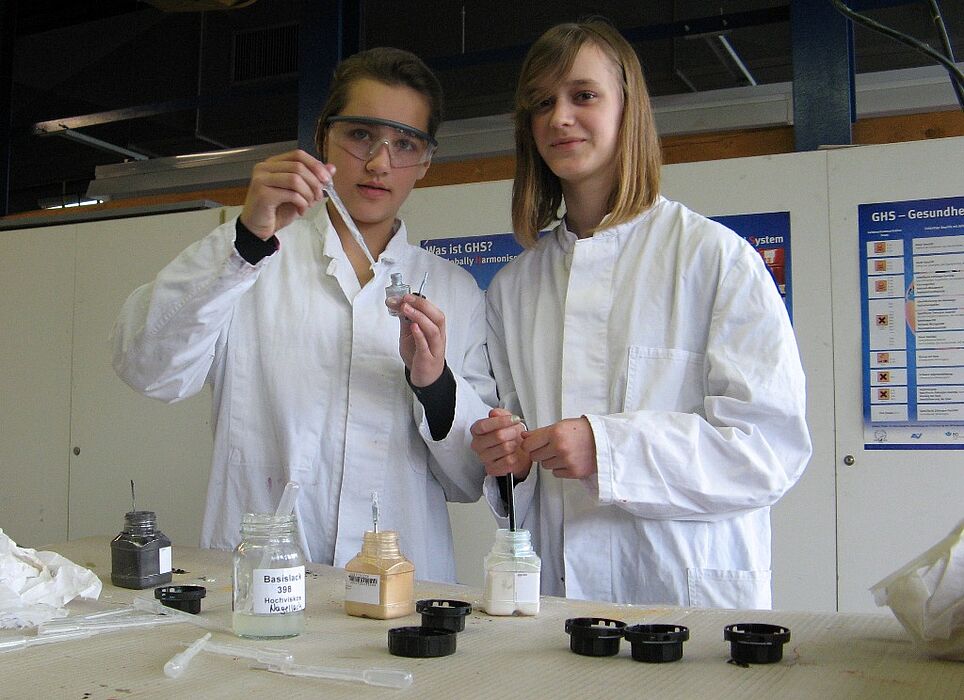 Foto (Universität Paderborn, Simone Rudolph): Zwei Schülerinnen experimentieren bei einem Lackchemie-Workshop, der in Rahmen der Summer School des vergangenen Jahres durchgeführt wurde.