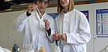 Foto (Universität Paderborn, Simone Rudolph): Zwei Schülerinnen experimentieren bei einem Lackchemie-Workshop, der in Rahmen der Summer School des vergangenen Jahres durchgeführt wurde.
