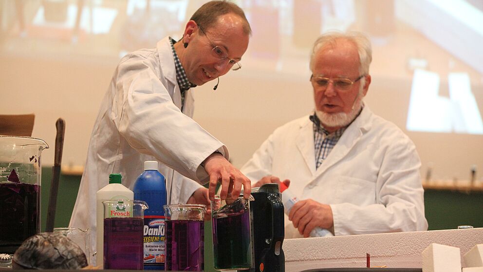 Foto (Universität Paderborn, Adelheid Rutenburges): Die beiden Quizmaster Dr. Andreas Hoischen (links) und Prof. Dr. Heinrich Marsmann bei der Arbeit.