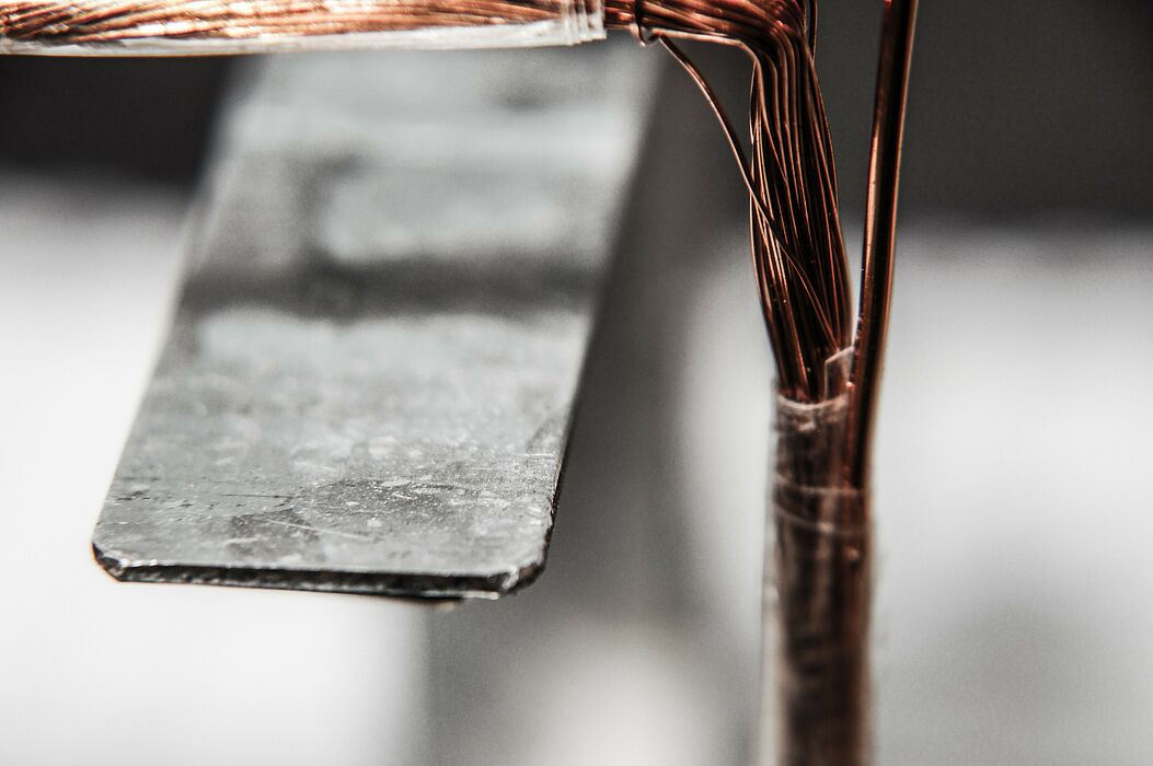Foto (Universität Paderborn, Johannes Pauly): Detailverliebter Blick auf ein von Studierenden gebautes Amperemeter.