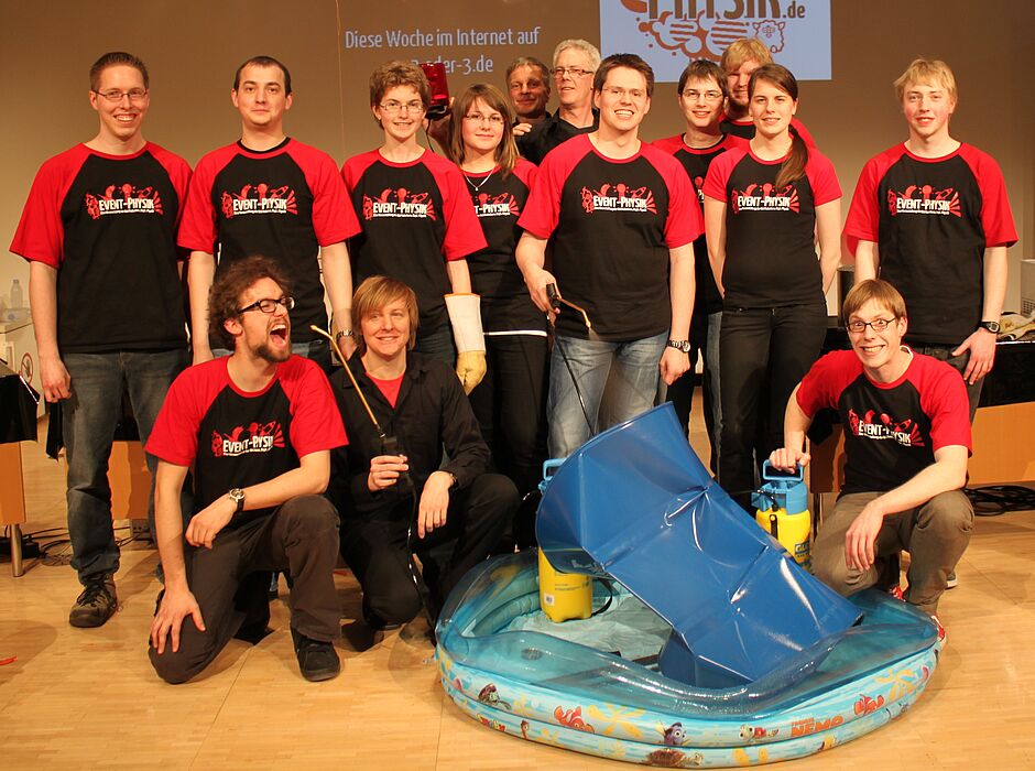 Foto (Universität Paderborn): Das Team der Event-Physik mit einem erfolgreich implodierten Fass.