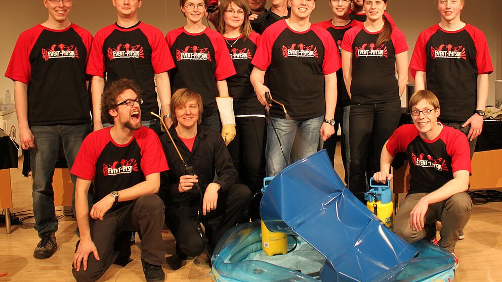 Foto (Universität Paderborn): Das Team der Event-Physik mit einem erfolgreich implodierten Fass.